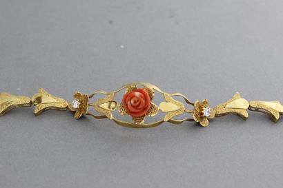 null Bracelet en or orné de motifs de fleurs en corail
Pds: 17,9 g