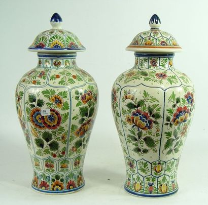 null Paire de pots couverts en porcelaine à décor de fleurs 
Hauteur: 147 cm