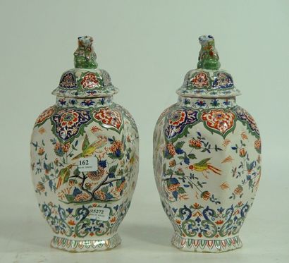 null Paire de pots couverts en porcelaine à décor de fleurs 
Hauteur: 26 cm