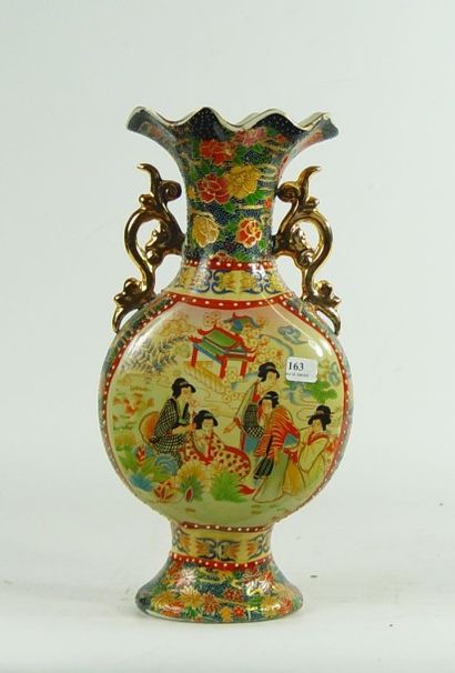 null Vase en porcelaine à décor de scène de geishas 
Hauteur: 35 cm