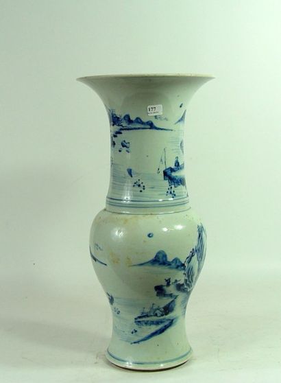 null Vase en porcelaine de Chine bleue et blanche à décor de paysages animés 
Style...