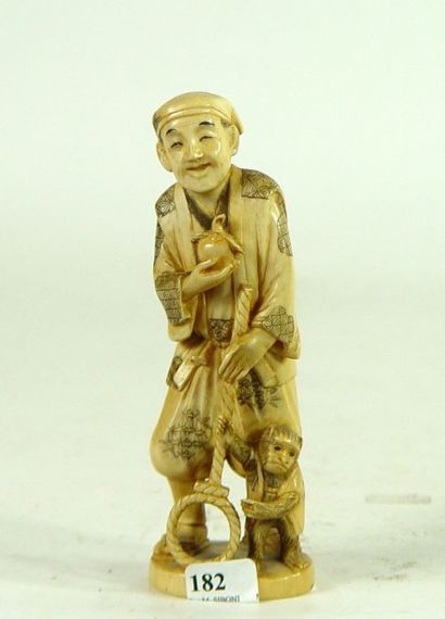 null Okimono en ivoire "Le dresseur et son singe" (cachet rouge) 
Hauteur: 16 cm
