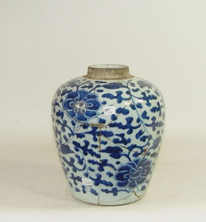 null Vase en porcelaine bleue et blanche (accidenté et réparé) 
Hauteur: 29 cm