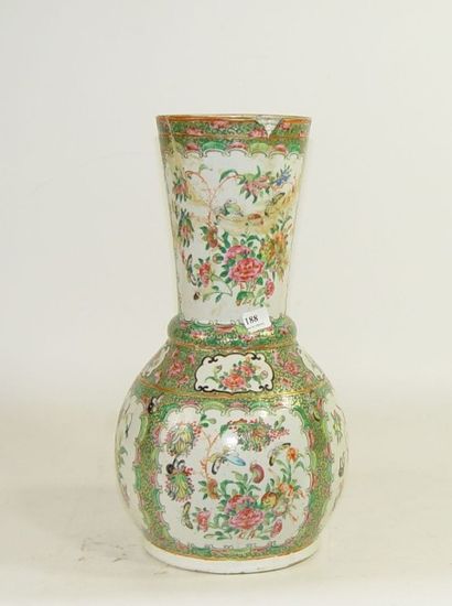 null Vase en porcelaine (accidenté et réparé) 
Hauteur: 35 cm
