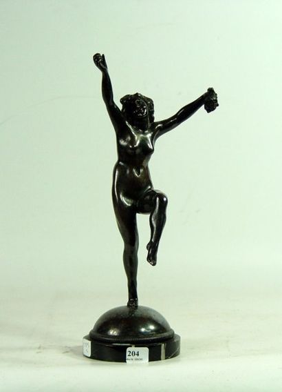 null "Danseuse" 
Sculpture en métal argenté, socle en marbre 
Hauteur: 30 cm