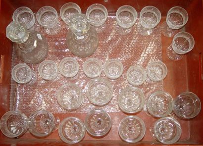 BACCARAT 
Partie de service de verres en cristal comprenant: onze verres à eau, huit...