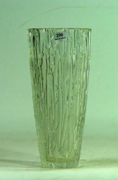 PEILL (?) 
Vase en cristal 
Hauteur: 24 cm