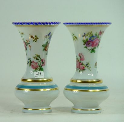 null Paire de vases en opaline à décor de fleurs 
Hauteur: 20 cm