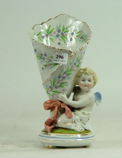null Vase en porcelaine à décor d'amour 
Hauteur: 19 cm
