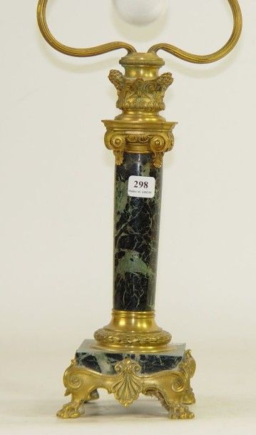 null Pied de lampe en marbre et bronze doré à décor d'une colonne reposant sur quatre...