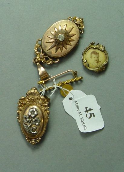 null Lot de deux pendentifs ouvrants et deux broches en métal doré
Epoque XIXème