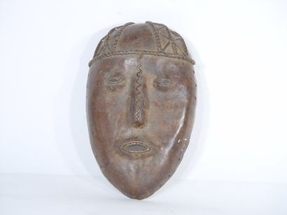 null Masque en bronze patiné genre BENIN. H : 23 cm