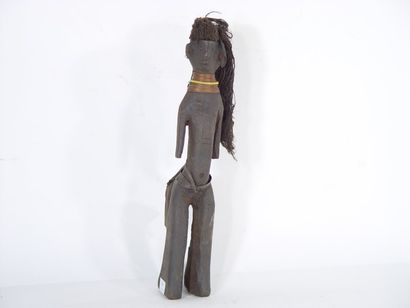 null Statuette MASSAI stylisée en bois sombre, fibres, perles et cuir. H : 36 cm