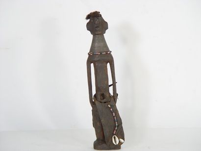 null Statuette MASSAI stylisée en bois sombre, fibres, perles et cuir.H : 25 cm