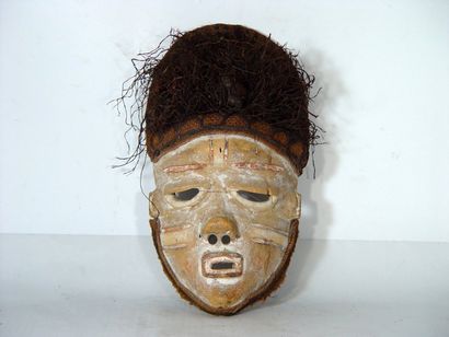 null Masque facial en bois à rehauts de kaolin et fibres. H : 25 cm