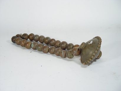 null Collier DOGON en grosses perles de bronze à motif central formé par une grosse...