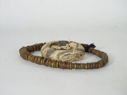 null Collier composé d'anneaux de bronze ciselé. L : 40 cm