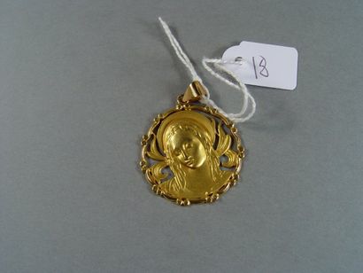 null 18- Médaille religieuse en or jaune : ''Vierge''. Pds : 7 gr

