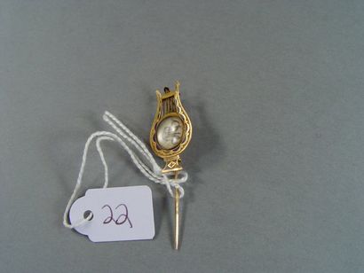 null 22- Epingle de cravate en or jaune et or émaillé à décor d'une lyre
