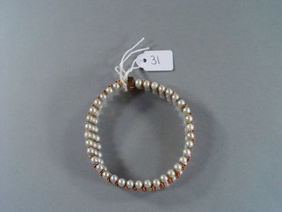 null 31- Bracelet en or jaune serti de trois rangs de perles et deux rangées de petits...