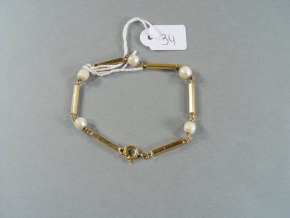 null 34- Bracelet en or jaune et perles de culture. Pds brut : 10 gr