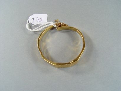 null 35- Bracelet articulé en or jaune (accidents)
