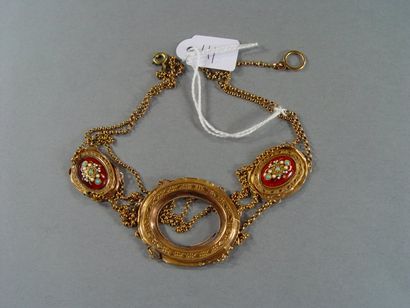 null 41- Collier draperie en or jaune à décor de trois médaillons (manque un motif...