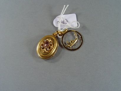 null 42- Deux pendentifs en or jaune, perles et améthyste. 
Pds brut : 6 gr
