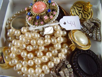 null 44- Lot de bijoux fantaisie, broches, bagues, collier