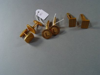 null 6- Trois paires de boutons de manchettes en métal doré