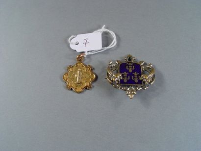 null 7- Médaille ''religieuse'' en métal doré et une broche en émail aux armoiries...