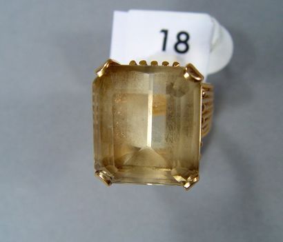 null Bague en or jaune sertie d'une citrine. Pds : 17,3 gr