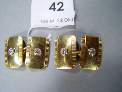 null Paire de boutons de manchettes en or jaune sertis chacun de deux diamants. Pds...