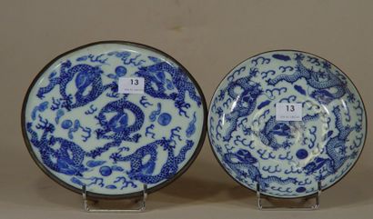 null Deux petites assiettes décoratives en porcelaine bleue et blanche à décor de...