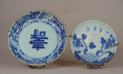 null Deux petites assiettes creuses en porcelaine bleue et blanche à décor de fl...