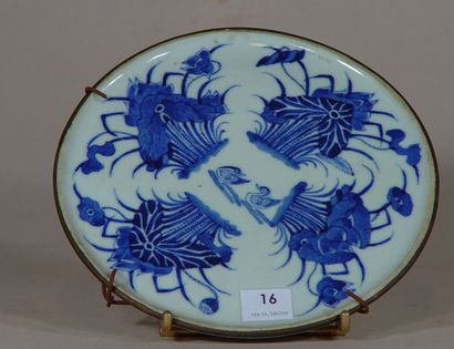 null Petite assiette décorative en porcelaine bleue et blanche à décor de lotus