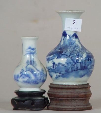null Deux petits vases en porcelaine bleue et blanche à décor de paysages (accid...