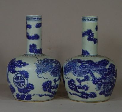 null Paire de vases en porcelaine bleue et blanche à décor de dragons (manque un...