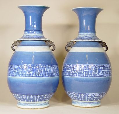 null Paire de vases en porcelaine bleue et blanche à décor de frises géométriques,...