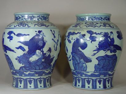null Paire d'importants vases en porcelaines bleue et blanche à décor de huit im...