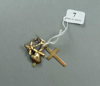 null Croix en or jaune
Pds: 1,80 g
On y joint une croix et une broche "Ancre"