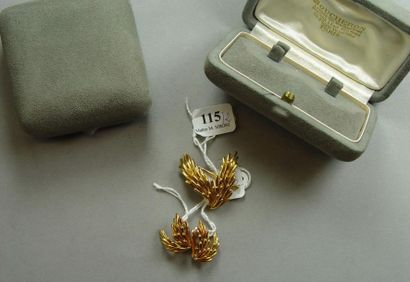 BOUCHERON Broche et paire de clips d'oreilles en or jaune à décor de palmes
Pds:...