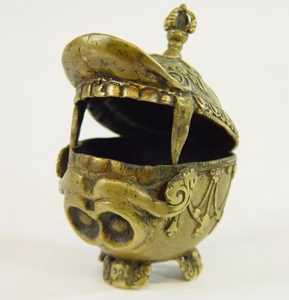 null Kapala en cuivre en forme de crâne avec son couvercle Tibet. XXème siècle Hauteur:...