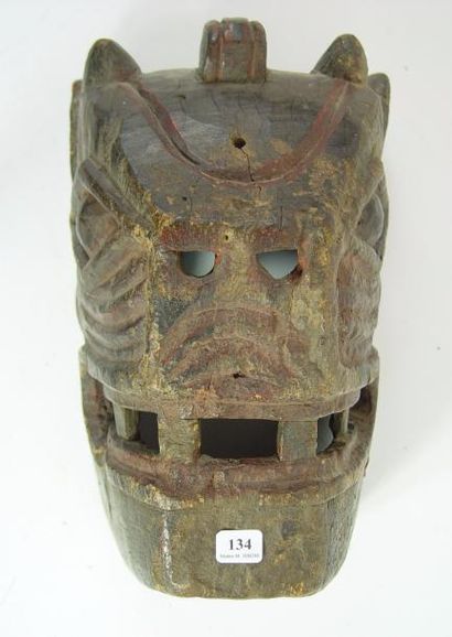 null Masque en bois sculpté représentant une tête de tigre
Inde Hauteur: 29 cm