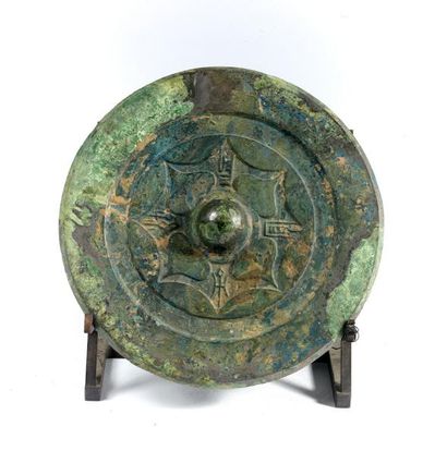 null Miroir en bronze patine verte dans le style des Han à décor de pétales rayonnantes
Diamètre:...