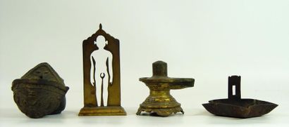 null Trois lampes à huile et une sculpture en bronze à décor de bouddha