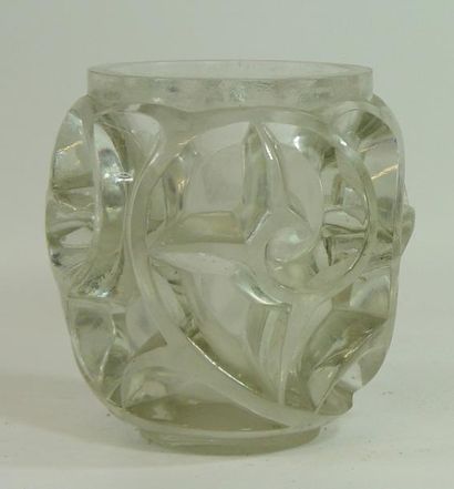 LALIQUE FRANCE 
Vase «volutes» en cristal(petit choc)
Hauteur: 20 cm