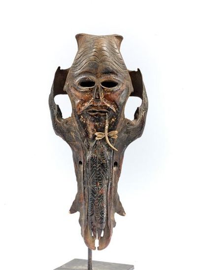 null CRÂNE d'un oiseau sculpté d'un masque.
Timor
Haut. 26 cm