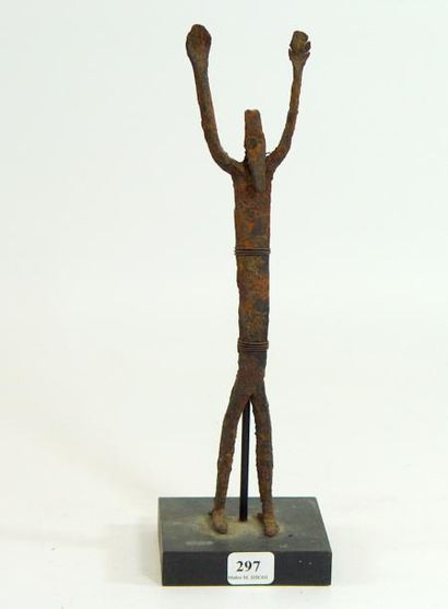 null STATUETTE personnage aux bras dressés. Fer.
Burkina-Faso, Lobi
Haut. 21 cm