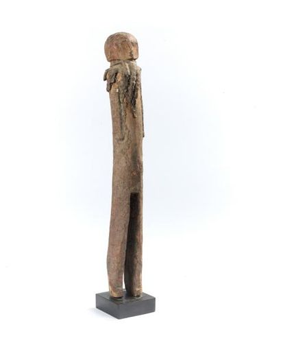 null STATUE filiforme. Bois patine croûteuse.
Nigeria, Hemba.
Haut. 53 cm